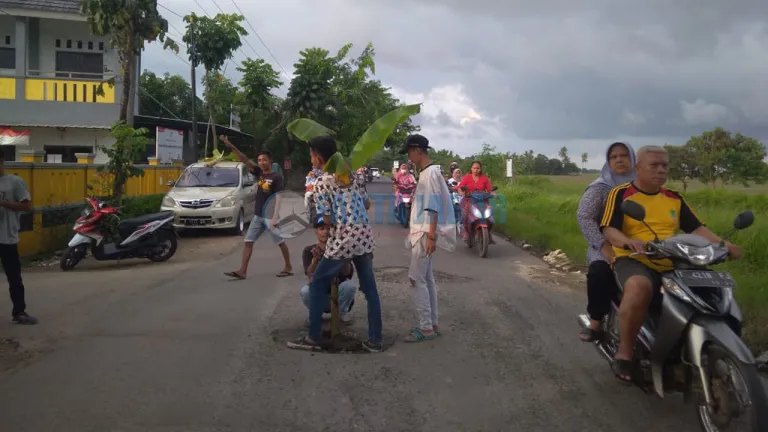 Protes Ke Bupati Dulu, Jalan Berlubang Pedes Akhirnya Diperbaiki