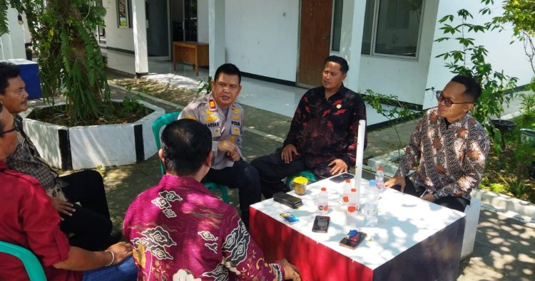 Kapolsek Pedes Sambangi Masyarakat Yang Berkumpul Bersama Staff kecamatan Pedes